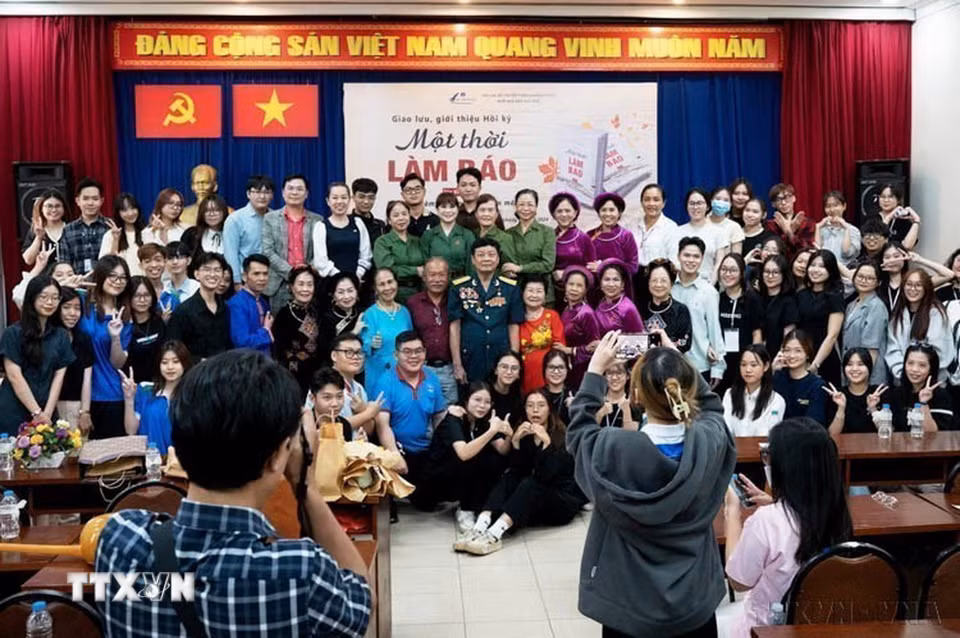 Sinh viên và các cựu nhà báo cách mạng tham gia buổi giao lưu, giới thiệu hồi ký “Một thời làm báo” tập XXI do Hội nhà báo Thành phố Chí Minh và Khoa Xã hội - Truyền thông, Trường Đại học Văn Hiến tổ chức (13/06/2024). (Ảnh: Phi Vũ/ TTXVN)