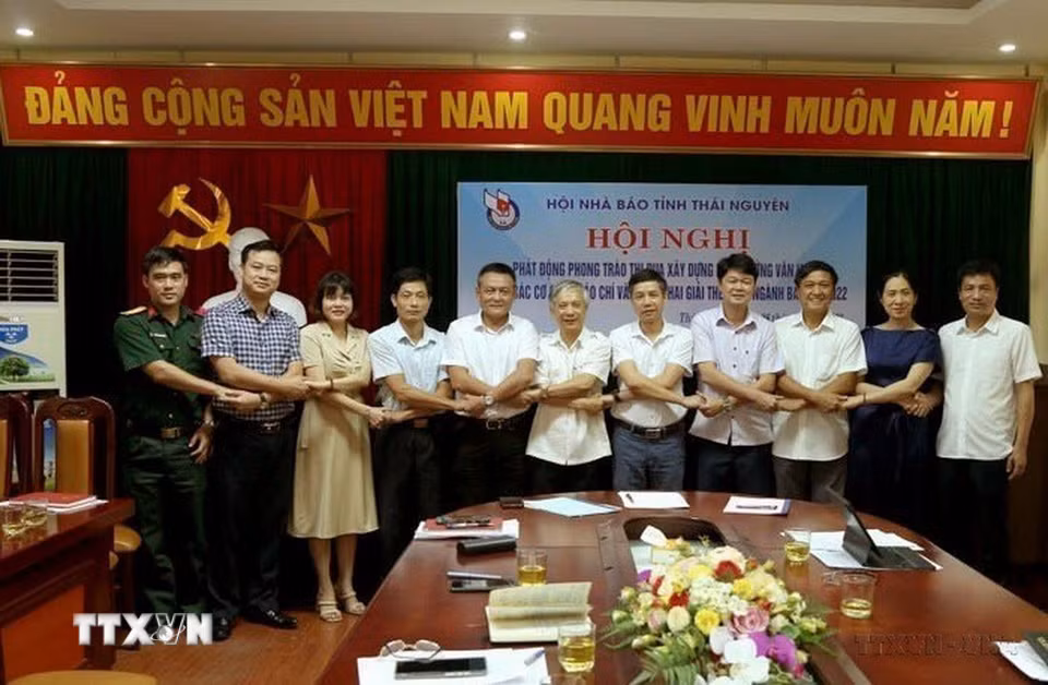 Đại diện các cơ quan thông tấn, báo chí trên địa bàn tỉnh Thái Nguyên ký cam kết giao ước thi đua xây tại Hội nghị phát động phong trào “Xây dựng môi trường văn hóa trong các cơ quan báo chí và văn hóa người làm báo Việt Nam” theo hướng dẫn của Hội Nhà báo Việt Nam (28/7/2022). (Ảnh: Thu Hằng/TTXVN)