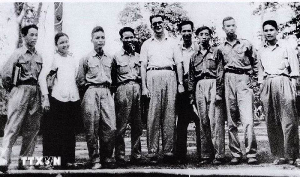 Ngày 21/4/1950, tại xóm Roòng Khoa, xã Ðiềm Mặc, trong khu ATK Ðịnh Hóa (Thái Nguyên), Hội Những người viết báo Việt Nam (nay là Hội Nhà báo Việt Nam) được thành lập. Trong ảnh: Các nhà báo Việt Nam và quốc tế dự Đại hội lần thứ I - Hội Những người làm báo Việt Nam, ngày 21/4/1950. (Ảnh: TTXVN phát)