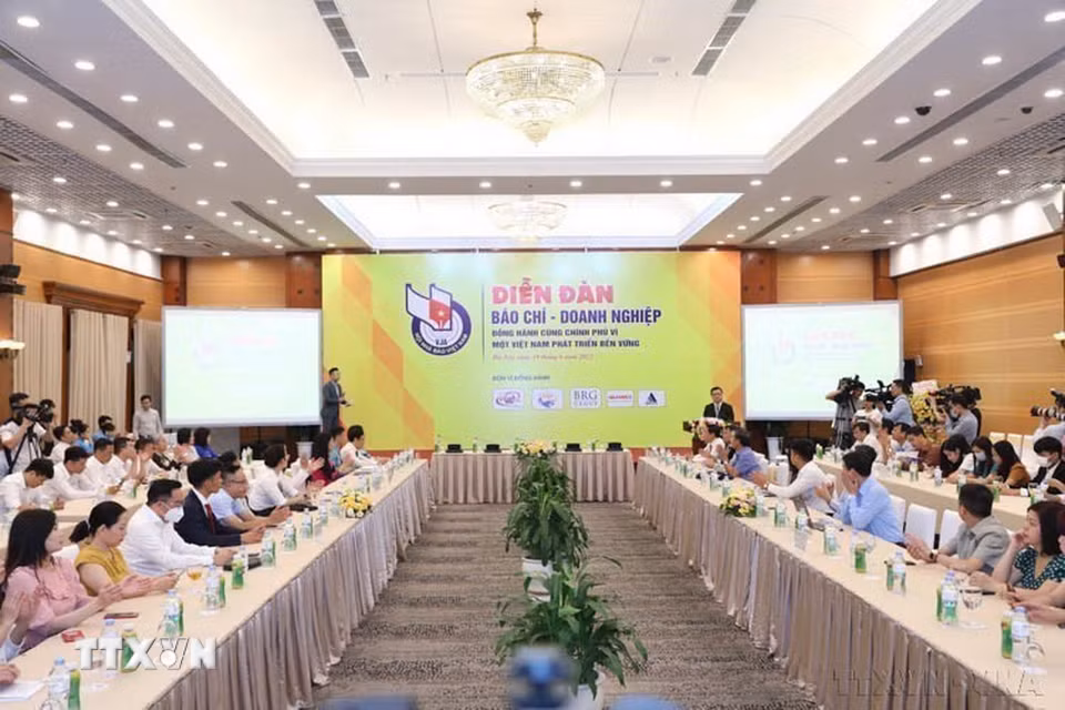 Diễn đàn “Báo chí - doanh nghiệp đồng hành cùng Chính phủ vì một Việt Nam phát triển bền vững” do Tạp chí Người Làm Báo và Hội nhà báo Việt Nam tổ chức (Hà Nội, 29/6/2022). (Ảnh: Hoàng Hiếu/TTXVN)