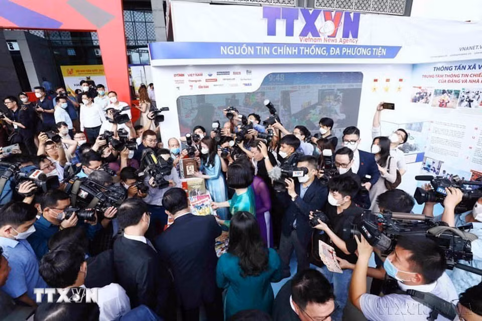 Gian trưng bày của Thông tấn xã Việt Nam thu hút đông đảo đại biểu và bạn đọc tới tham quan tại Lễ khai mạc Hội Báo toàn quốc năm 2022, sáng 13/4/2022. (Ảnh: An Đăng/TTXVN)