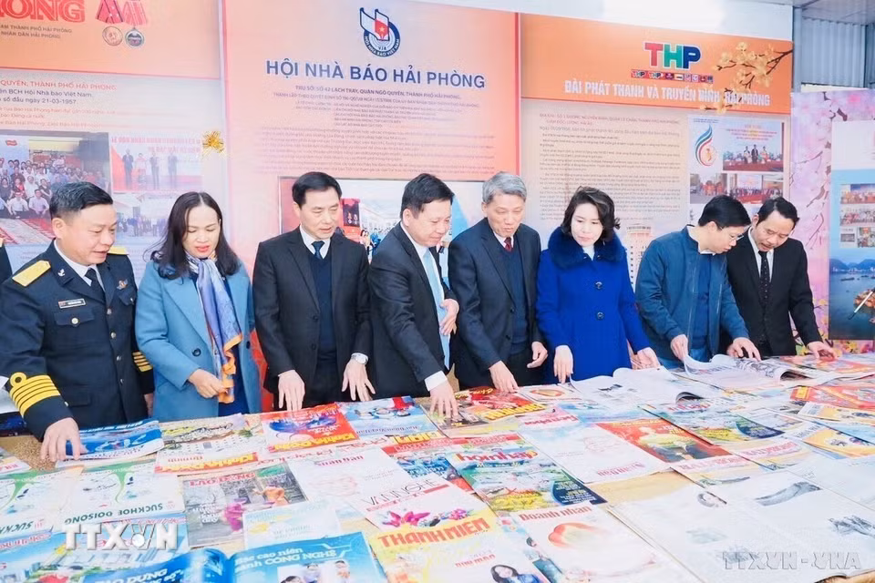 Các đại biểu tham quan gian giới thiệu ấn phẩm báo chí tại Hội Báo Xuân Quý Mão 2023 do Hội Nhà báo Hải Phòng phối hợp với Sở Thông tin và Truyền thông Hải Phòng tổ chức (17/1/2023). (Ảnh: Minh Huệ/ TTXVN)