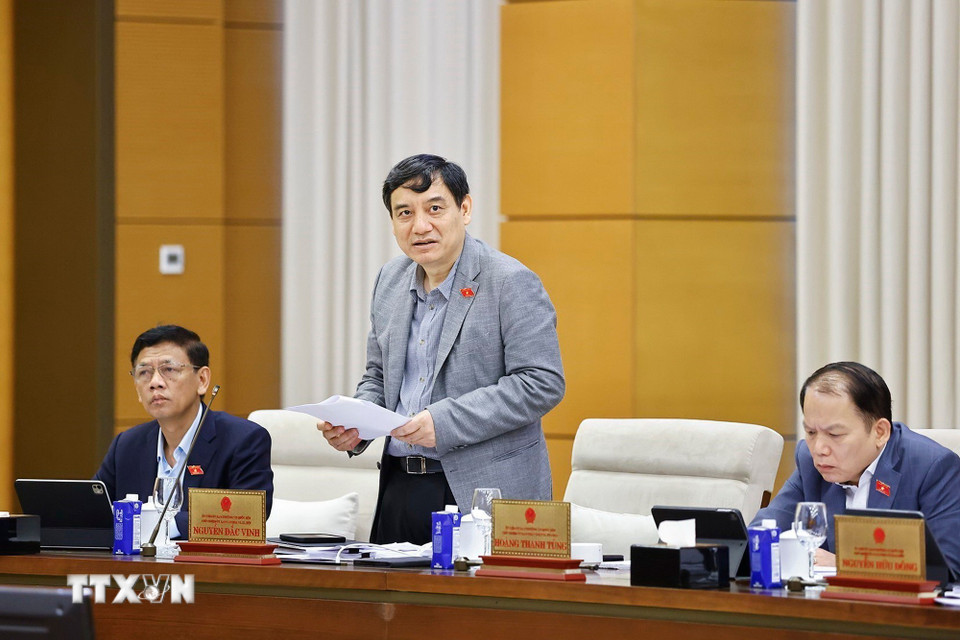 Chủ nhiệm Ủy ban Văn hóa và Xã hội của Quốc hội Nguyễn Đắc Vinh trình bày tóm tắt báo cáo thẩm tra sơ bộ, đề xuất các vấn đề cần Quốc hội tập trung thảo luận. (Ảnh: Doãn Tấn/TTXVN)
