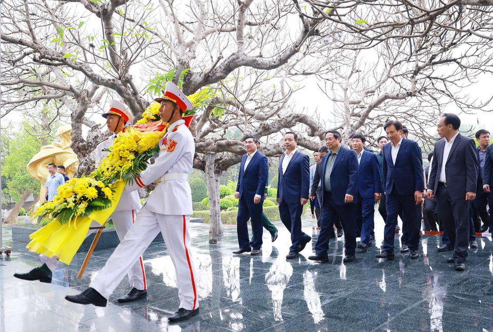 Thủ tướng Phạm Minh Chính cùng đoàn công tác đến dâng hoa tại Nghĩa trang Liệt sỹ Quốc gia A1. (Ảnh: Dương Giang/TTXVN)