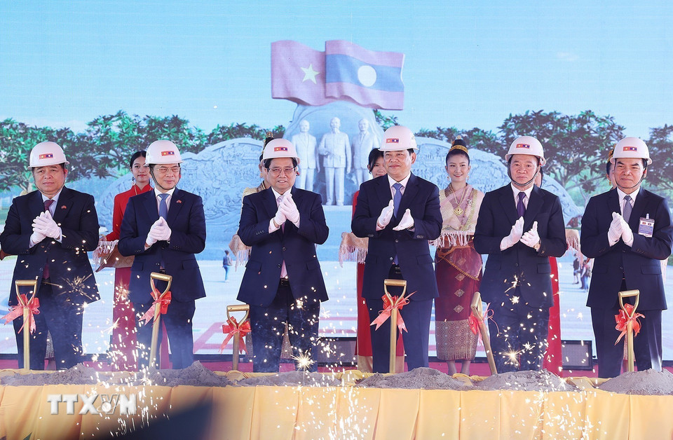 Thủ tướng Phạm Minh Chính và Thủ tướng Lào Sonexay Siphandone cùng các đại biểu thực hiện nghi thức động thổ dự án Công viên Hữu nghị Lào-Việt Nam. (Ảnh: Dương Giang/TTXVN)