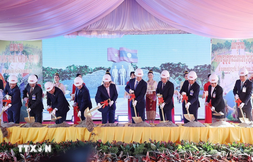 Thủ tướng Phạm Minh Chính và Thủ tướng Lào Sonexay Siphandone cùng các đại biểu thực hiện nghi thức động thổ dự án Công viên Hữu nghị Lào-Việt Nam. (Ảnh: Dương Giang/TTXVN)
