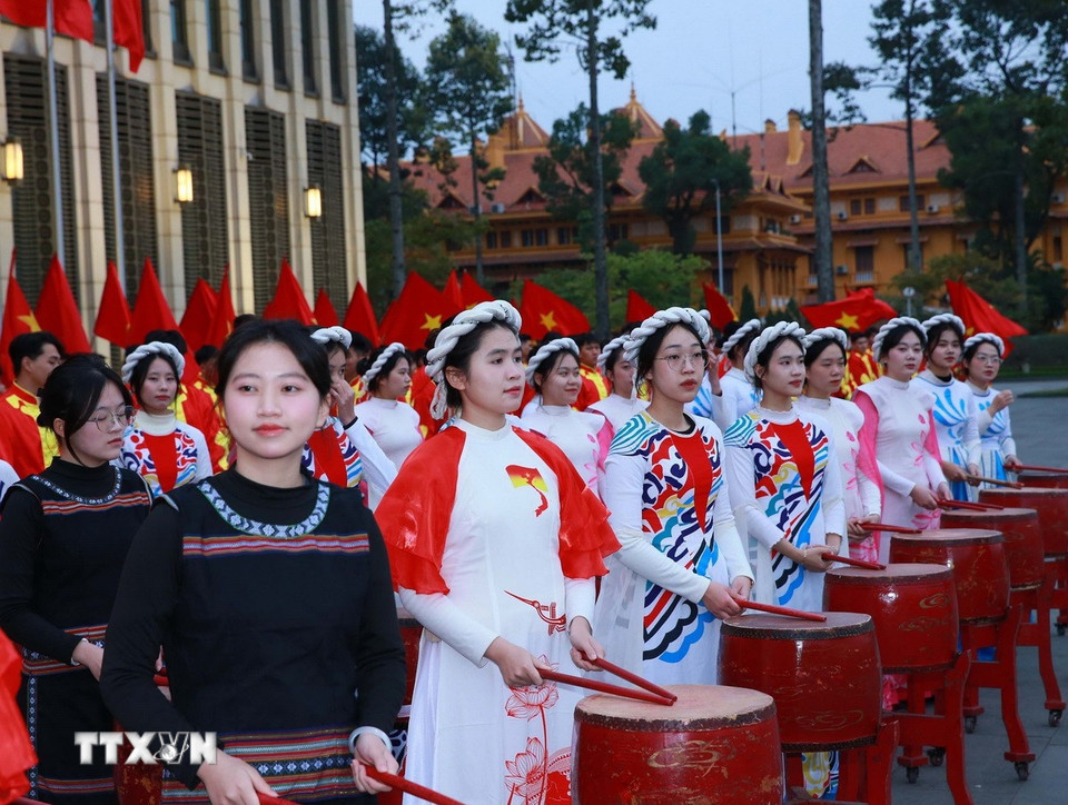 Biểu diễn trống hội chào mừng lễ kỷ niệm. (Ảnh: Trọng Đức/TTXVN)