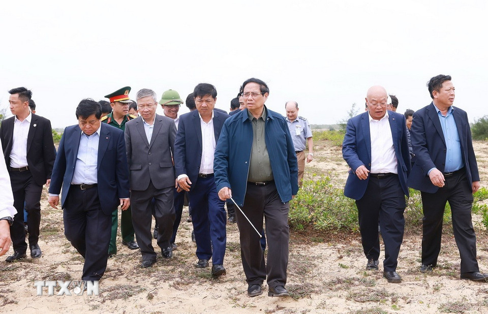 Thủ tướng Phạm Minh Chính kiểm tra, khảo sát dự án nâng cấp, mở rộng sân bay Chu Lai. (Ảnh: Dương Giang/TTXVN)