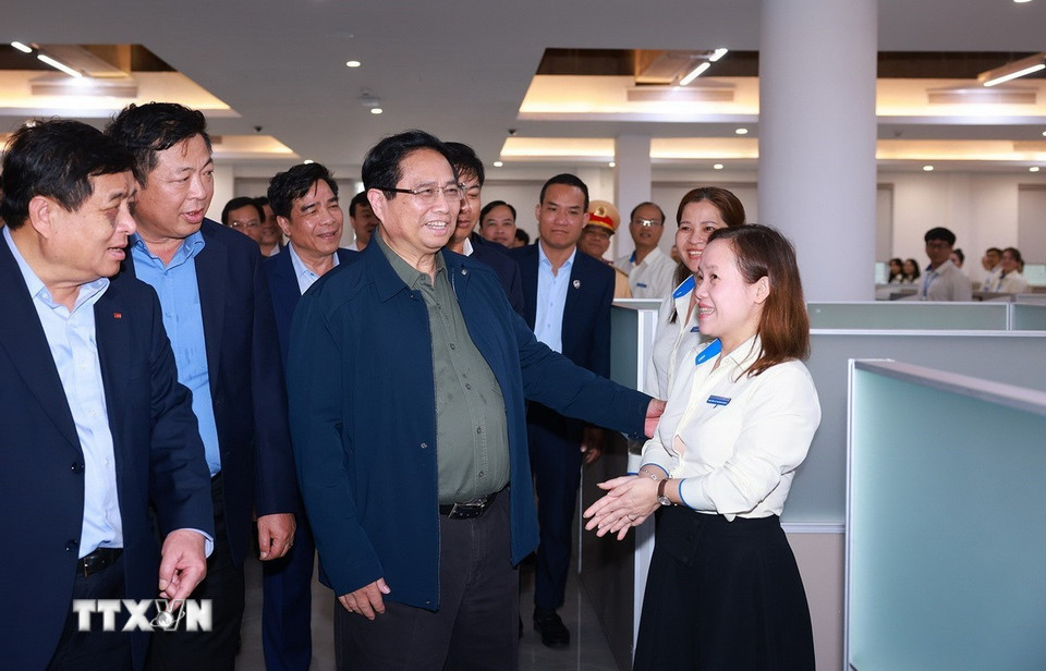 Thủ tướng Phạm Minh Chính với nhân viên, người lao động của Tập đoàn THACO. (Ảnh: Dương Giang/TTXVN)