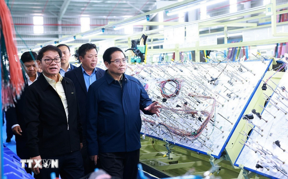 Thủ tướng Phạm Minh Chính tham quan dây chuyền sản xuất của Tập đoàn THACO. (Ảnh: Dương Giang/TTXVN)