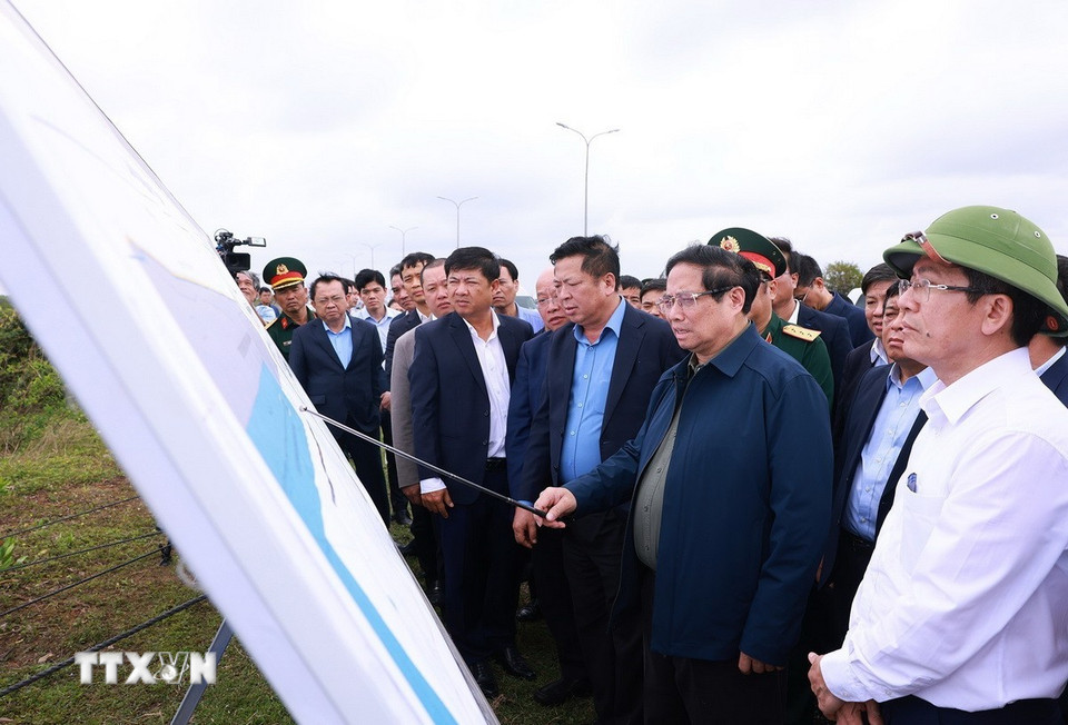 Thủ tướng Phạm Minh Chính kiểm tra, khảo sát dự án nâng cấp, mở rộng sân bay Chu Lai. (Ảnh: Dương Giang/TTXVN)