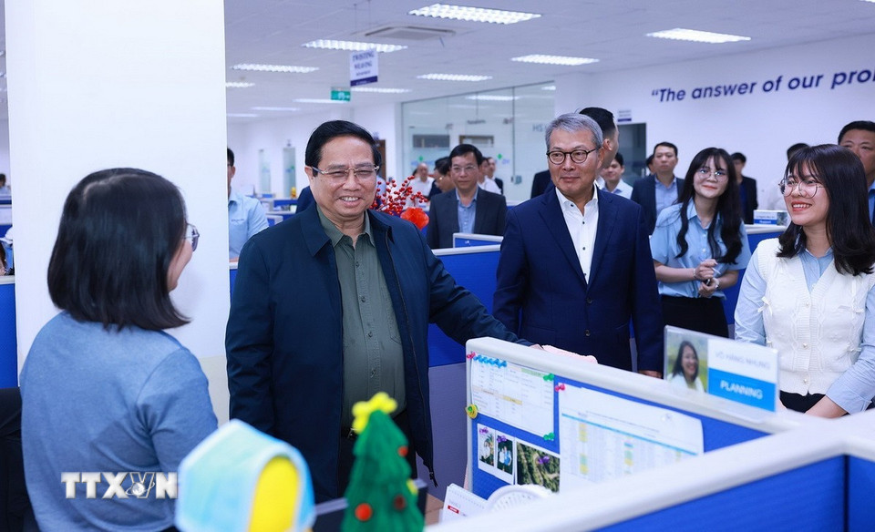 Thủ tướng Phạm Minh Chính thăm Công ty HS Hyosung Quảng Nam. (Ảnh: Dương Giang/TTXVN)