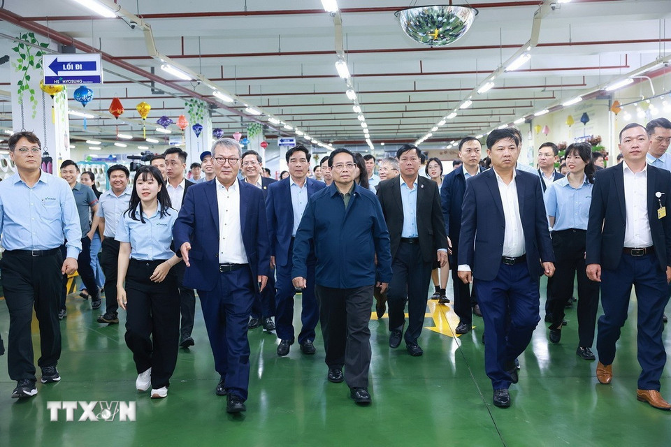 Thủ tướng Phạm Minh Chính nhà máy sản xuất của Công ty HS Hyosung Quảng Nam. (Ảnh: Dương Giang/TTXVN)