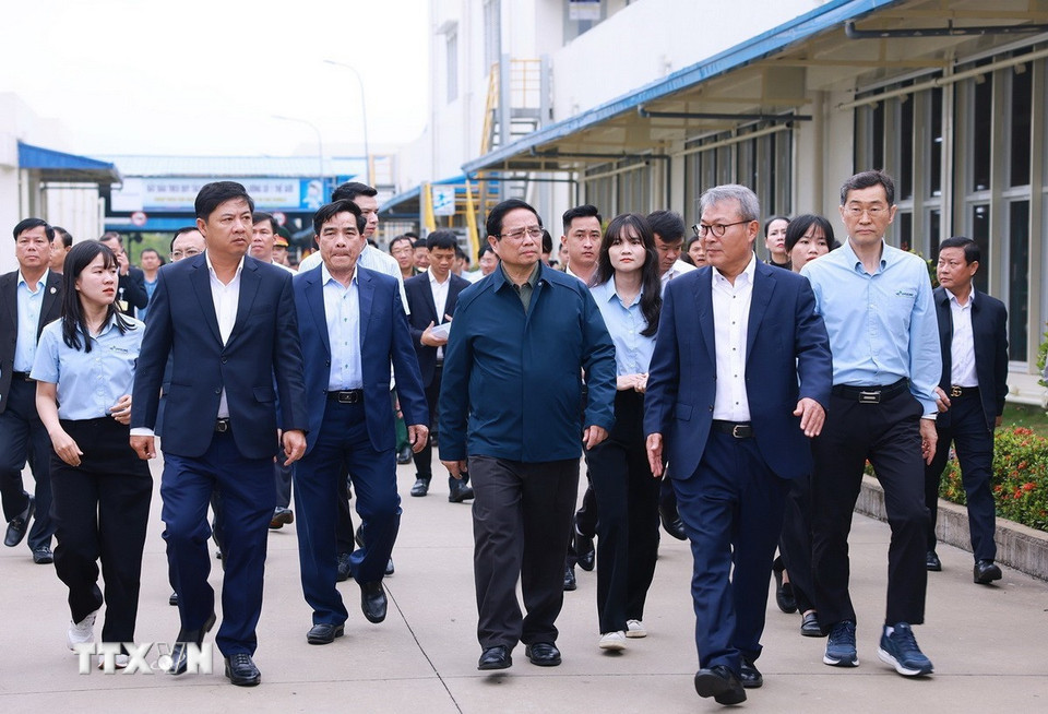 Thủ tướng Phạm Minh Chính thăm Công ty HS Hyosung Quảng Nam. (Ảnh: Dương Giang/TTXVN)