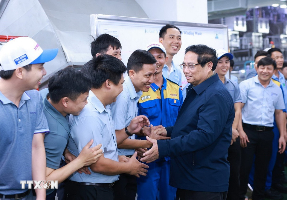 Thủ tướng Phạm Minh Chính với nhân viên, người lao động của Công ty HS Hyosung Quảng Nam. (Ảnh: Dương Giang/TTXVN)