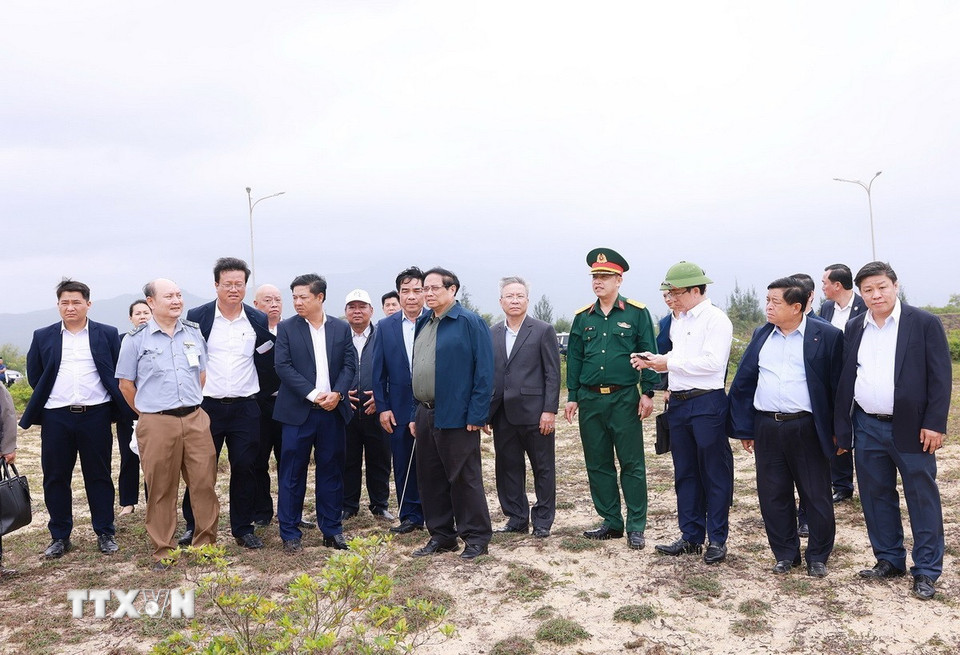 Thủ tướng Phạm Minh Chính kiểm tra, khảo sát dự án nâng cấp, mở rộng sân bay Chu Lai. (Ảnh: Dương Giang/TTXVN)
