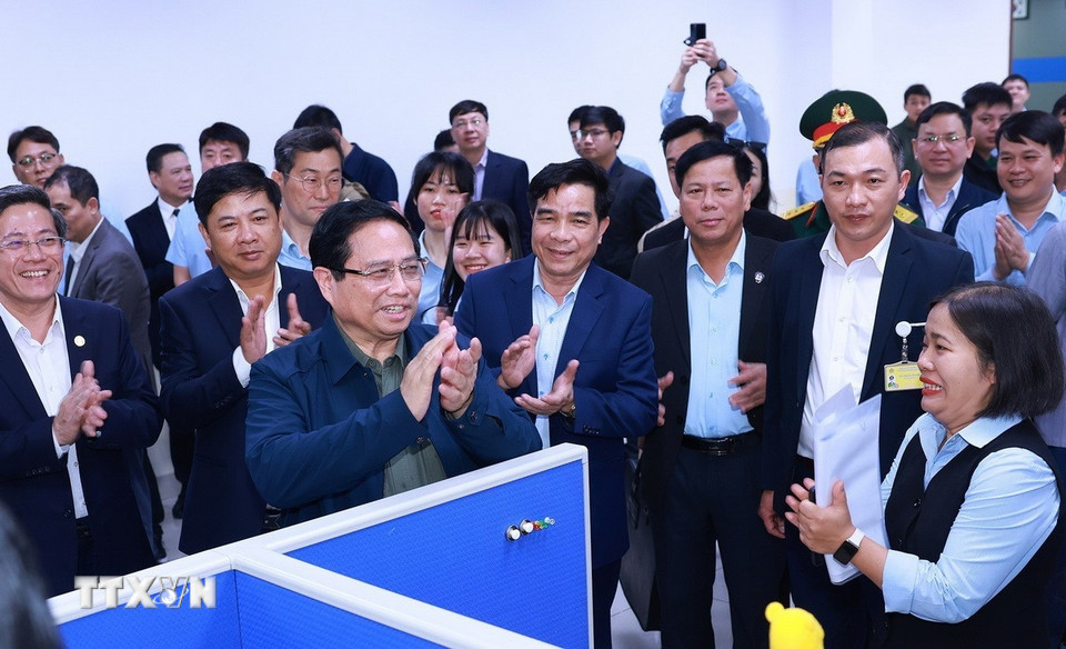 Thủ tướng Phạm Minh Chính thăm Công ty HS Hyosung Quảng Nam. (Ảnh: Dương Giang/TTXVN)