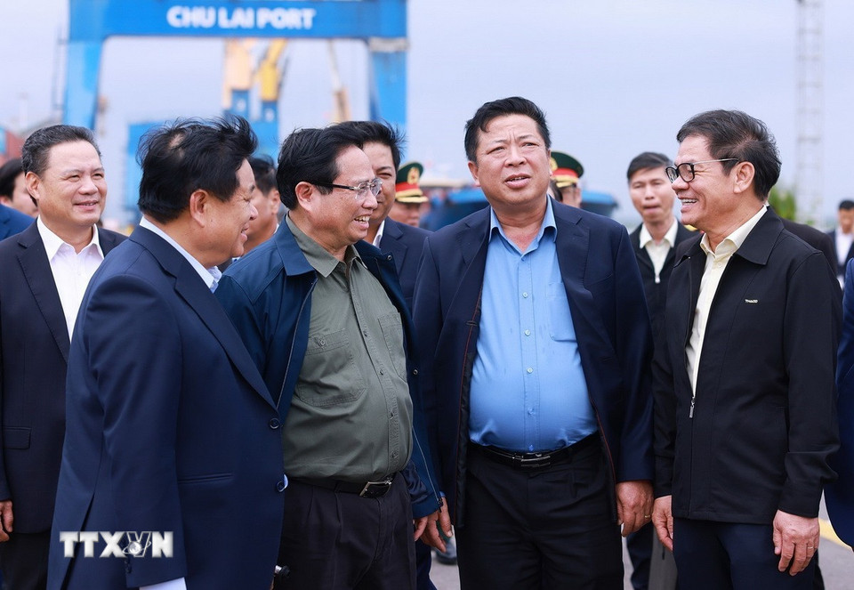 Thủ tướng Phạm Minh Chính tham quan khu vực cảng biển của Tập đoàn THACO. (Ảnh: Dương Giang/TTXVN)