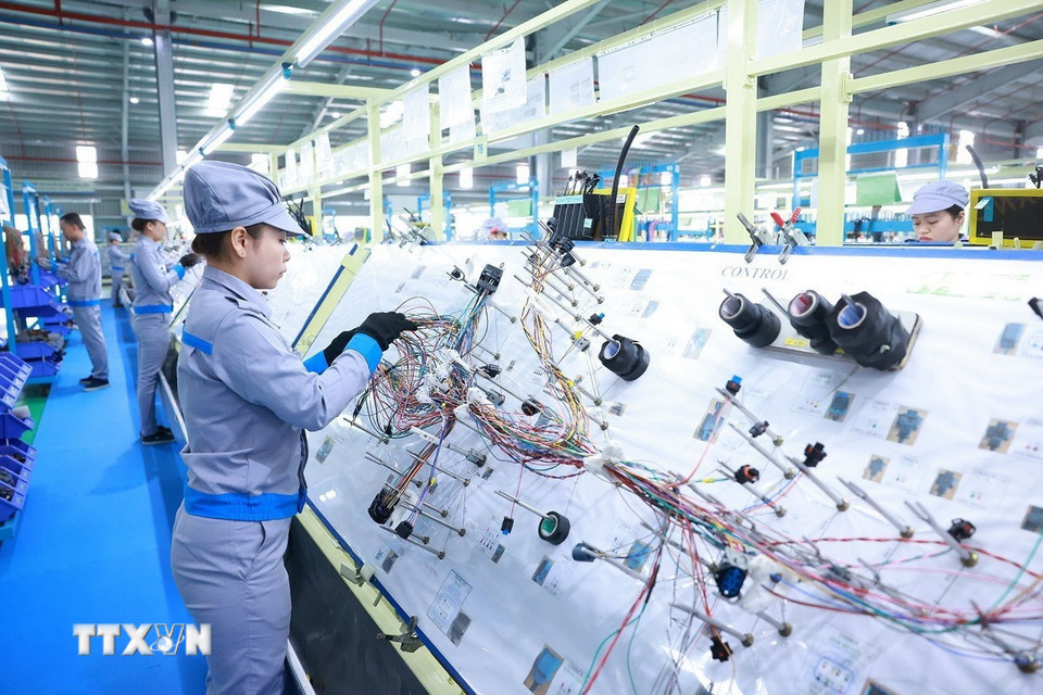 Dây chuyền lắp ráp hệ thống dây điện ôtô của Tập đoàn THACO. (Ảnh: Dương Giang/TTXVN)