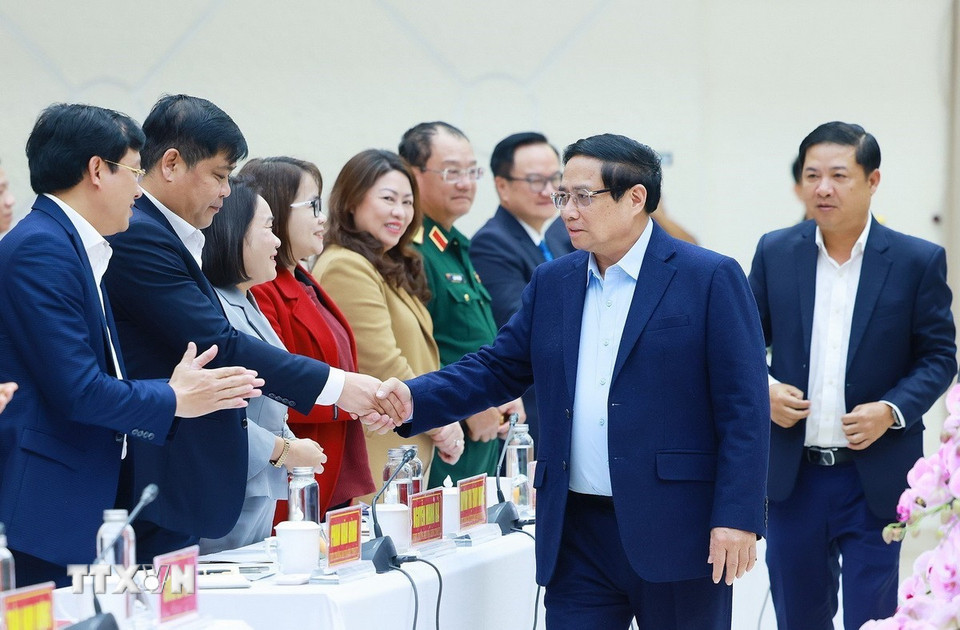 Thủ tướng Phạm Minh Chính với lãnh đạo tỉnh Quảng Nam. (Ảnh: Dương Giang/TTXVN)