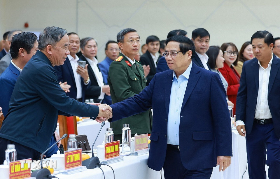 Thủ tướng Phạm Minh Chính với lãnh đạo tỉnh Quảng Nam. (Ảnh: Dương Giang/TTXVN)