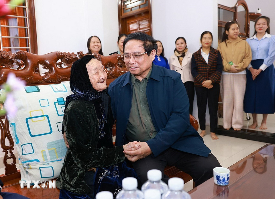 Thủ tướng Phạm Minh Chính thăm Mẹ Việt Nam anh hùng Nguyễn Thị Thoại ở Núi Thành. (Ảnh: Dương Giang/TTXVN)