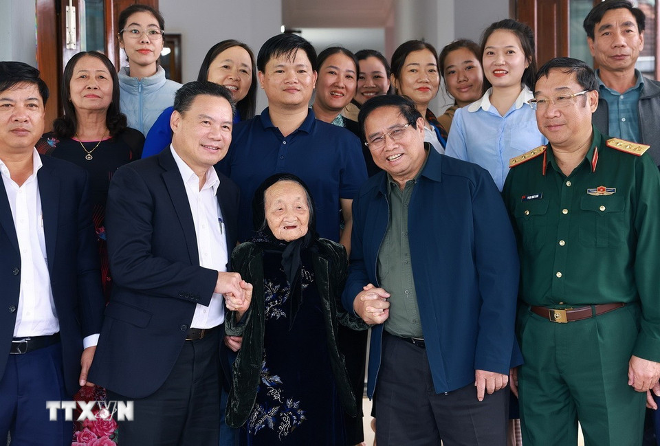 Thủ tướng Phạm Minh Chính thăm Mẹ Việt Nam anh hùng Nguyễn Thị Thoại ở Núi Thành. (Ảnh: Dương Giang/TTXVN)