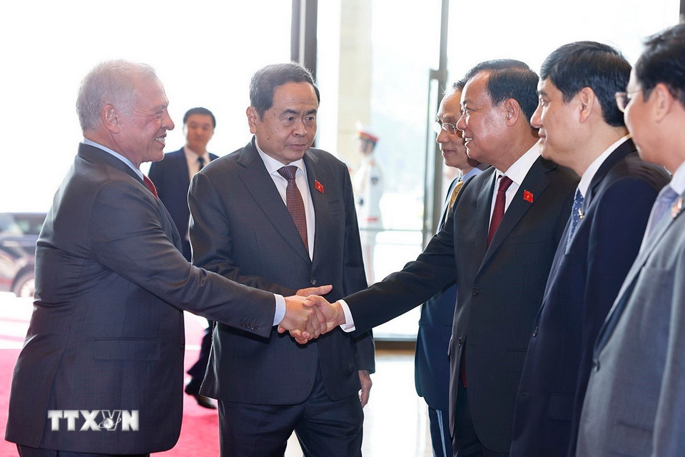 Chủ tịch Quốc hội Trần Thanh Mẫn và đại biểu đoàn Việt Nam đón Quốc vương Jordan Abdullah II Ibn Al Hussein. (Ảnh:Doãn Tấn/TTXVN)