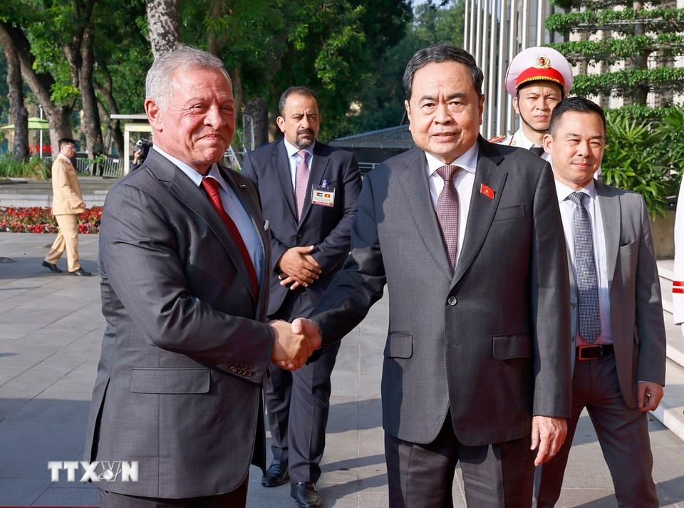 Chủ tịch Quốc hội Trần Thanh Mẫn đón Quốc vương Jordan Abdullah II Ibn Al Hussein. (Ảnh:Doãn Tấn/TTXVN)