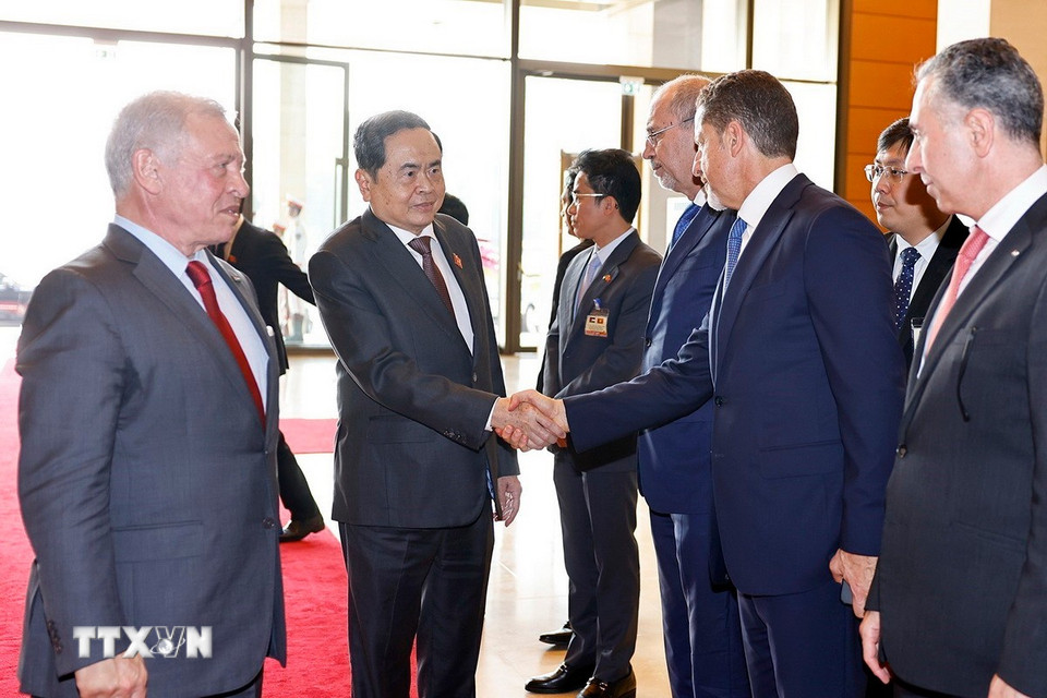 Chủ tịch Quốc hội Trần Thanh Mẫn với thành viên đoàn đại biểu Jordan. (Ảnh:Doãn Tấn/TTXVN)