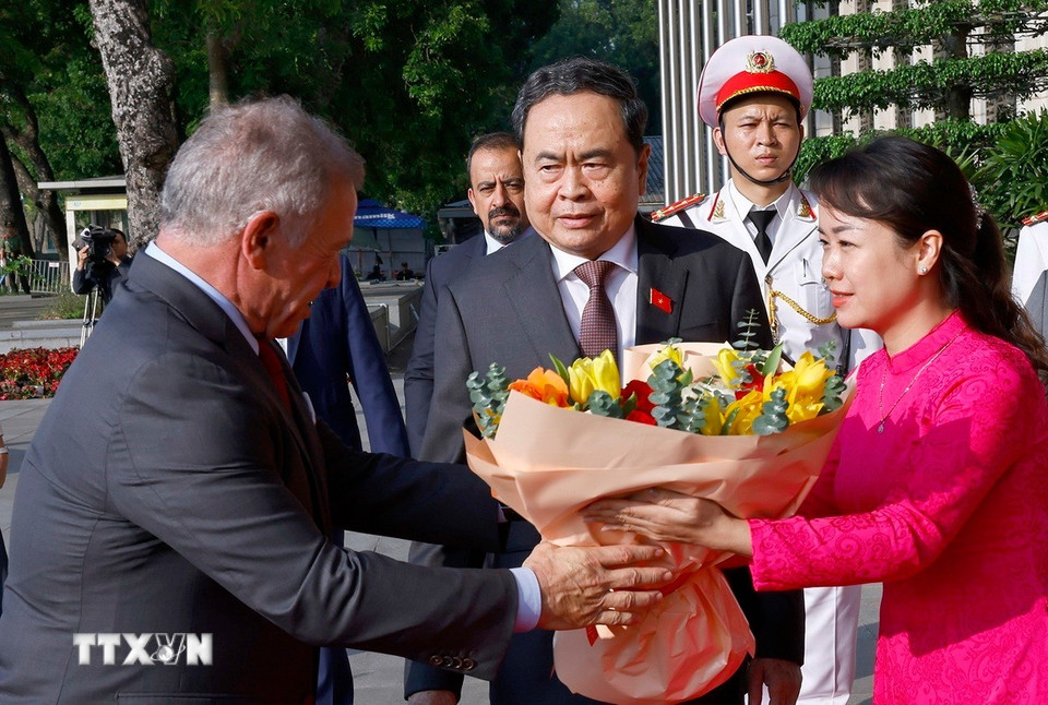Chủ tịch Quốc hội Trần Thanh Mẫn đón Quốc vương Jordan Abdullah II Ibn Al Hussein. (Ảnh:Doãn Tấn/TTXVN)