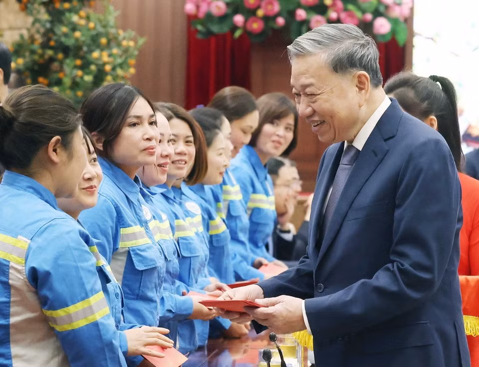 Tổng Bí thư Tô Lâm mừng tuổi cho người lao động. (Ảnh: Thống Nhất/TTXVN)