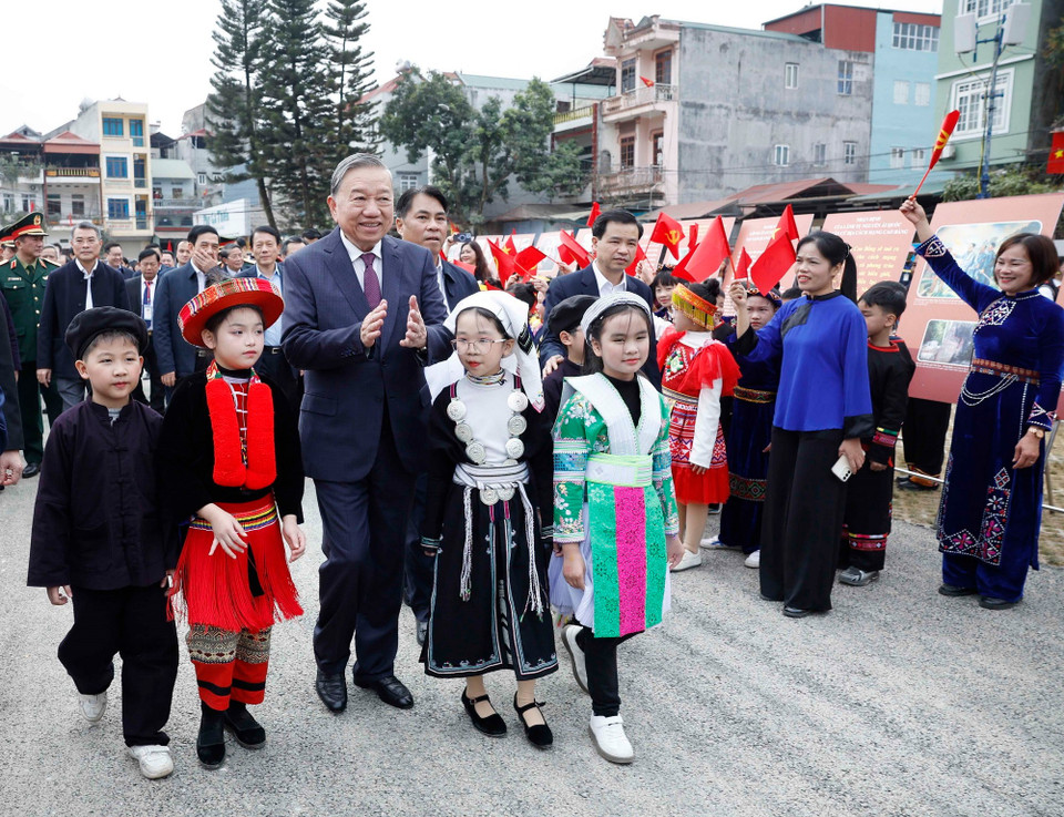 Tổng Bí thư Tô Lâm với nhân dân các dân tộc tỉnh Cao Bằng. (Ảnh: Thống Nhất/TTXVN)