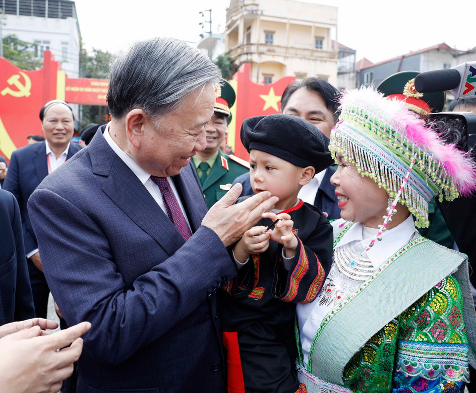 Tổng Bí thư Tô Lâm với nhân dân các dân tộc tỉnh Cao Bằng. (Ảnh: Thống Nhất/TTXVN)