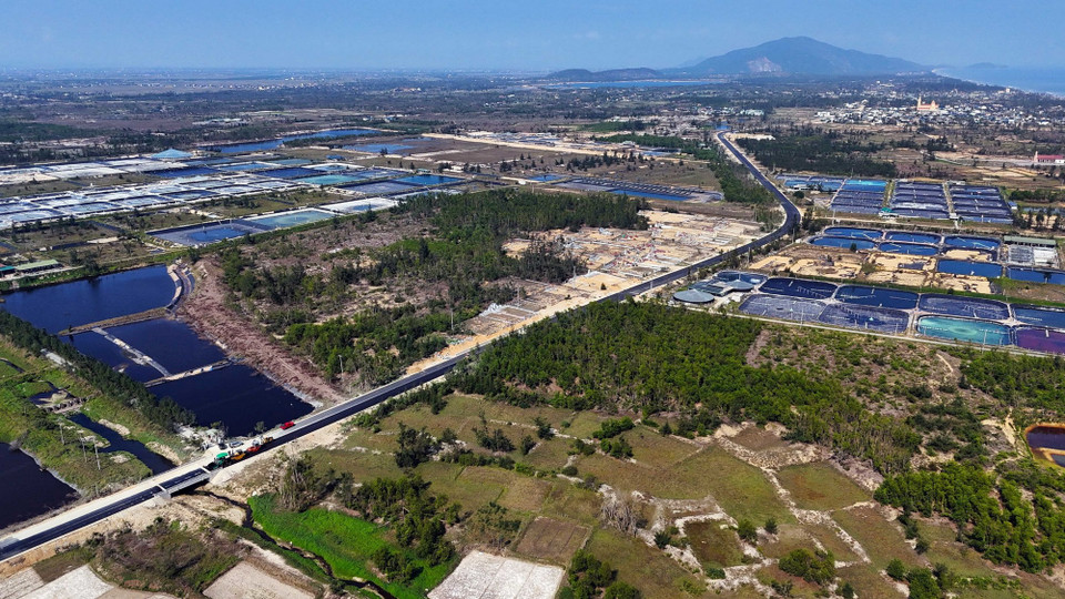 Dự án đường trục ngang ven biển Thạch Hà khi đưa vào sử dụng sẽ góp phần hoàn thiện mạng lưới giao thông vùng ven biển. (Ảnh: Hữu Quyết/TTXVN)