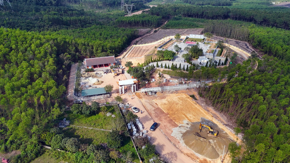 Khuôn viên khu mộ cố Tổng Bí thư Hà Huy Tập đang được chỉnh trang, nâng cấp. (Ảnh: Hữu Quyết/TTXVN)