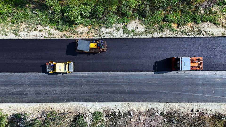 Hiện nay khối lượng thi công Dự án đường trục ngang ven biển Thạch Hà đạt trên 70%. (Ảnh: Hữu Quyết/TTXVN)