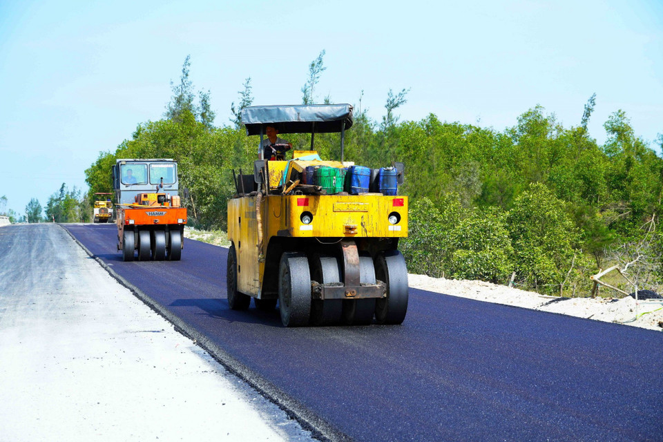 Máy móc thi công thảm nhựa tại Dự án đường trục ngang ven biển Thạch Hà. (Ảnh: Hữu Quyết/TTXVN)