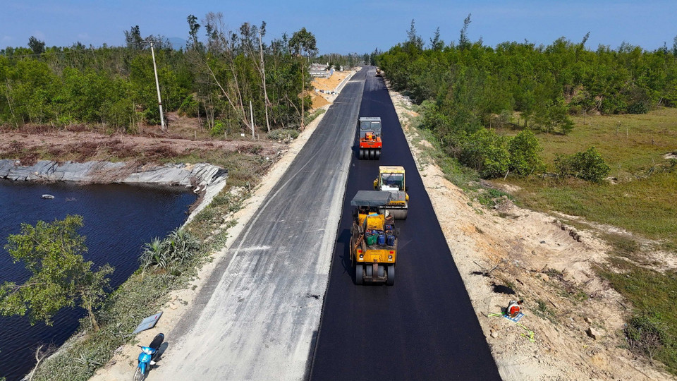 Máy móc thi công thảm nhựa tại Dự án đường trục ngang ven biển Thạch Hà. (Ảnh: Hữu Quyết/TTXVN)