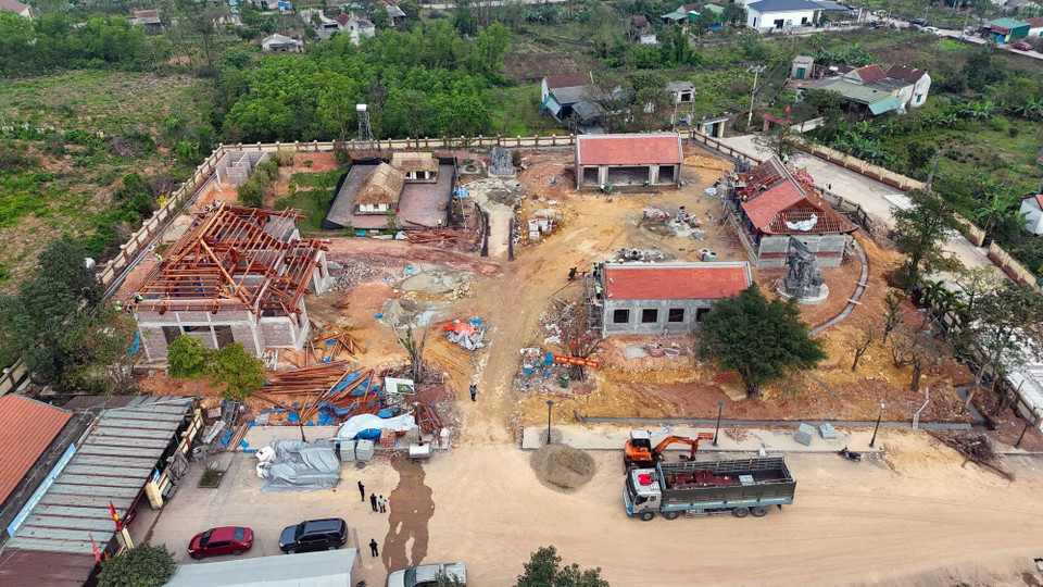 Dự án tu bổ, tôn tạo khu mộ và khu lưu niệm cố Tổng Bí thư Hà Huy Tập (xã Cẩm Hưng) đang được các đơn vị đẩy nhanh tiến độ thi công. (Ảnh: Hữu Quyết/TTXVN)