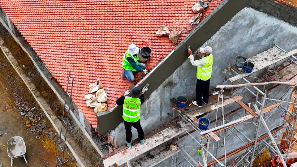 Nhiều mũi thi công được bố trí để đẩy nhanh tiến độ Dự án tu bổ, tôn tạo khu mộ và khu lưu niệm cố Tổng Bí thư Hà Huy Tập. (Ảnh: Hữu Quyết /TTXVN)