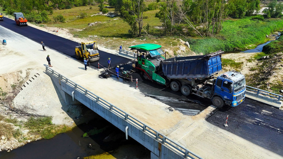 Dự án đường trục ngang ven biển Thạch Hà có tổng mức đầu tư 164 tỷ đồng. (Ảnh: Hữu Quyết/TTXVN)