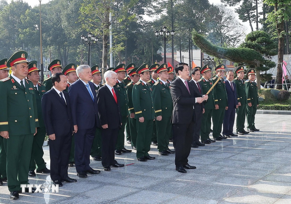 Chủ tịch nước Lương Cường, các đồng chí lãnh đạo, nguyên lãnh đạo Đảng, Nhà nước và các đại biểu dâng hương, dâng hoa trước tượng đài Chủ tịch Hồ Chí Minh trong khuôn viên Bộ Tư lệnh Quân khu 7. (Ảnh: Lâm Khánh /TTXVN)