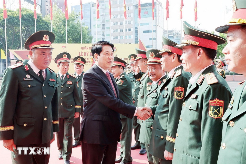 Lãnh đạo, chỉ huy Bộ Tư lệnh Quân khu 7 đón Chủ tịch nước Lương Cường. (Ảnh: Lâm Khánh/TTXVN)
