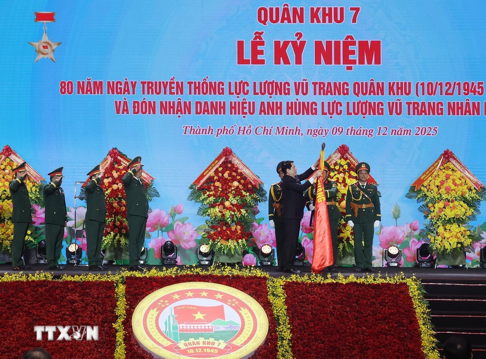 Chủ tịch nước Lương Cường trao danh hiệu Anh hùng Lực lượng Vũ trang Nhân dân tặng Quân khu 7. (Ảnh: Lâm Khánh/TTXVN)