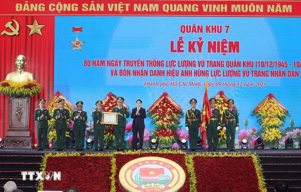 Chủ tịch nước Lương Cường trao danh hiệu Anh hùng Lực lượng Vũ trang Nhân dân tặng Quân khu 7. (Ảnh: Lâm Khánh/TTXVN)