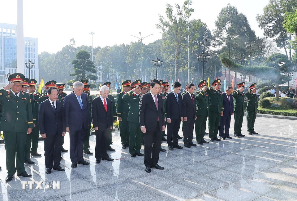 Chủ tịch nước Lương Cường và các đại biểu mặc niệm, tưởng nhớ Chủ tịch Hồ Chí Minh. (Ảnh: Lâm Khánh/TTXVN)