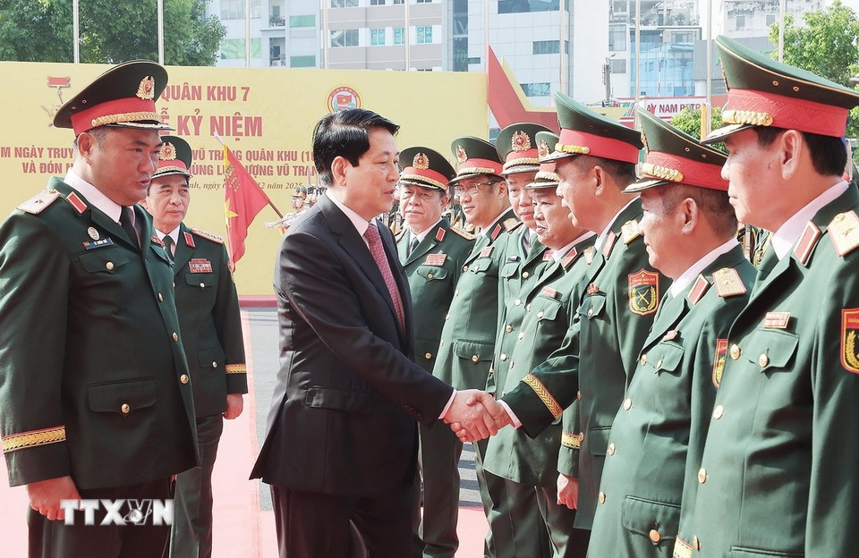 Lãnh đạo, chỉ huy Bộ Tư lệnh Quân khu 7 đón Chủ tịch nước Lương Cường. (Ảnh: Lâm Khánh/TTXVN)