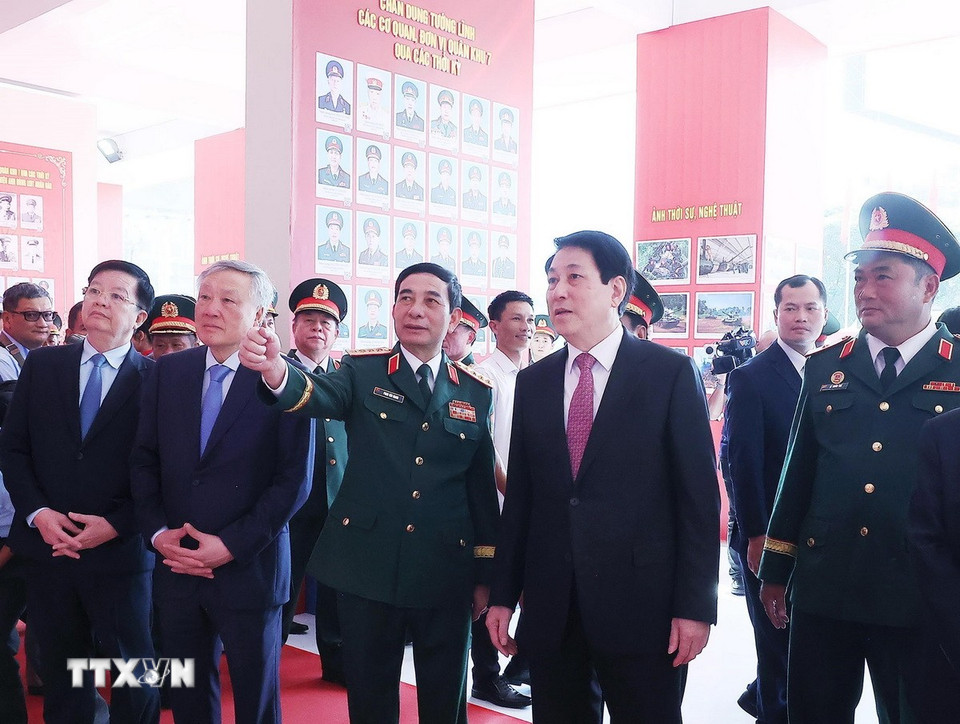 Chủ tịch nước Lương Cường và các đại biểu tham quan trưng bày kỷ niệm 80 năm Ngày truyền thống Lực lượng vũ trang Quân khu 7. (Ảnh: Lâm Khánh/TTXVN)