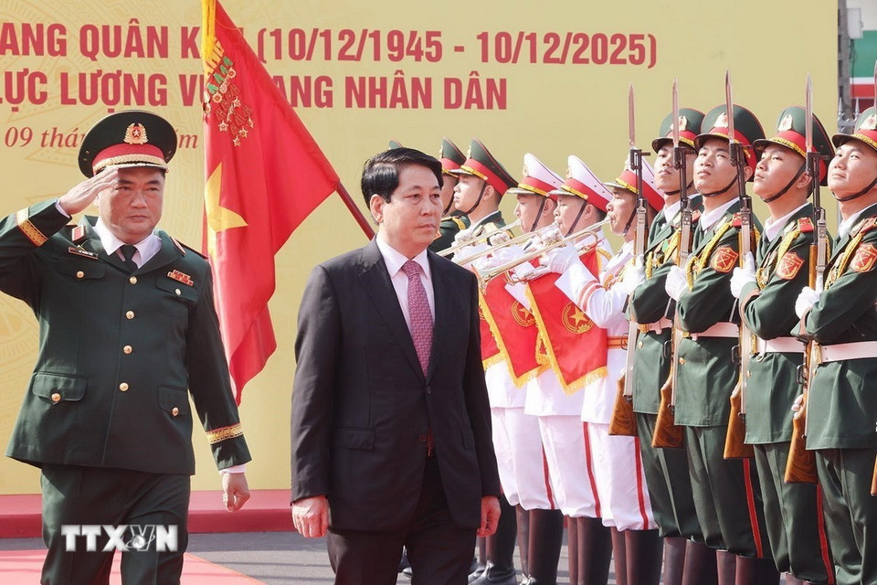Chủ tịch nước Lương Cường duyệt đội danh dự. (Ảnh: Lâm Khánh/TTXVN)
